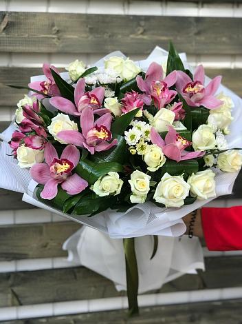 Букет цветов из: Розы и Хризантемы в Оконешниково