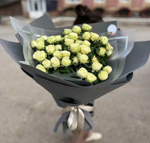 Букет Белые кустовые розы Солинеро в Оконешниково