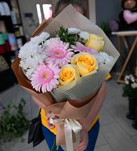 Букет цветов из:  Герберы, Розы и Хризантемы в Оконешниково